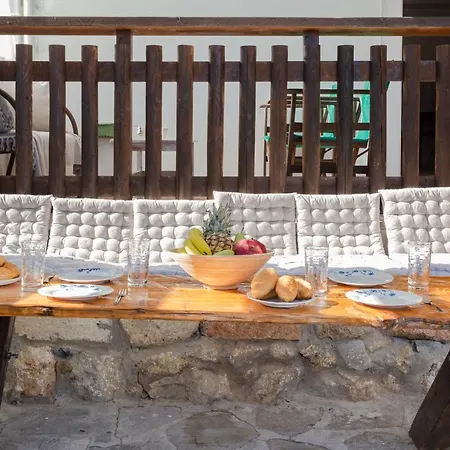 בית הארחה Christos And Family 3*