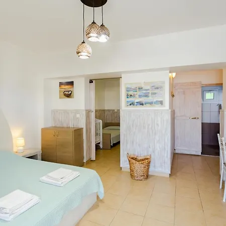 בית הארחה Christos And Family 3*