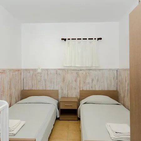 Christos And Family בית הארחה 3*