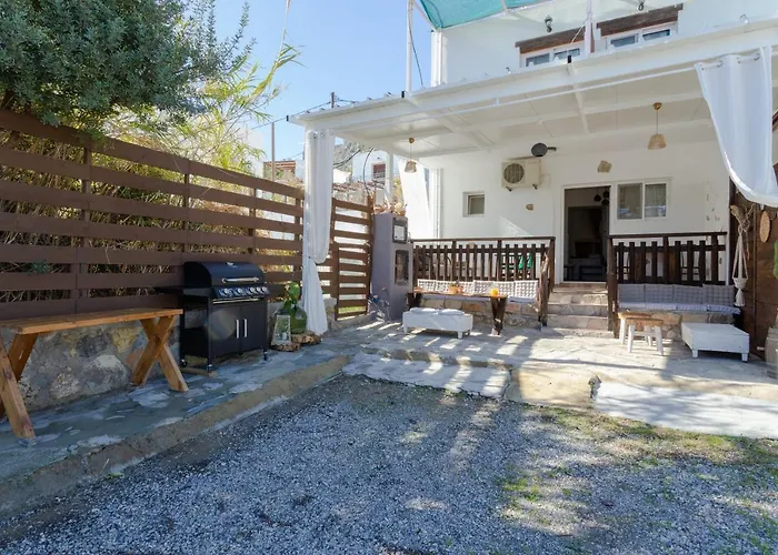 Christos And Family Guest house