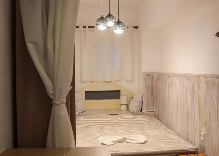 Christos And Family Guest house