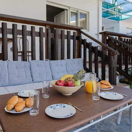 Christos And Family בית הארחה 3*