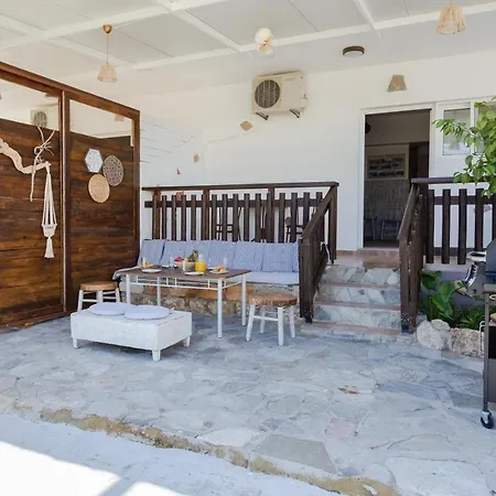 Christos And Family בית הארחה 3*