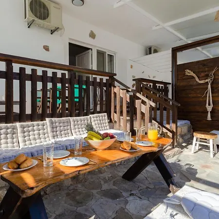 Christos And Family 3* Stegna